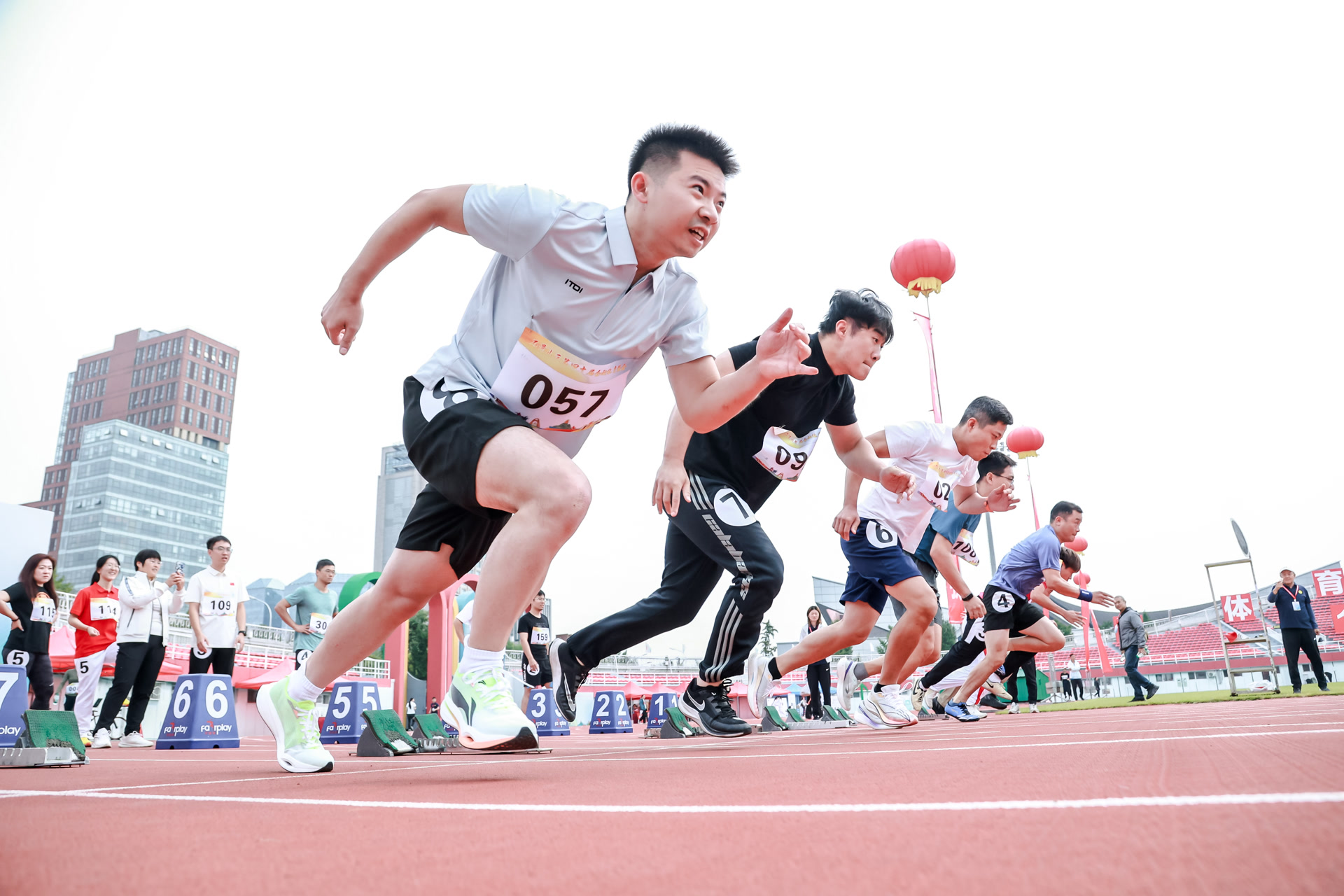 演两个环节, 通过做强赛